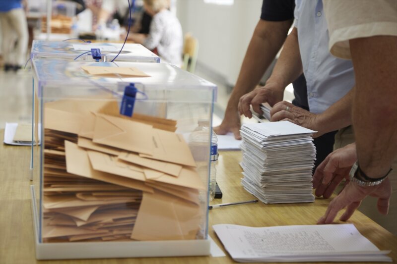 Miles de electores votan este domingo tras no poder hacerlo el 28M