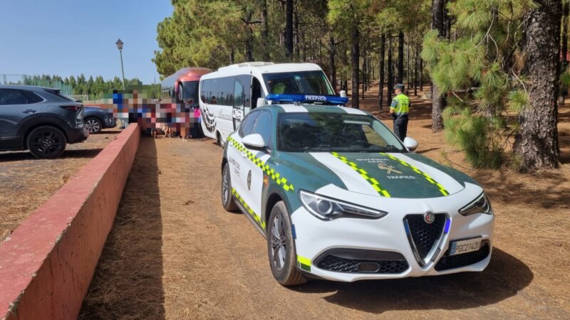 Imagen de la Guardia Civil en el momento del desalojo de los niños y niñas de dos campamentos en la zona próxima al incendio / Guardia Civil