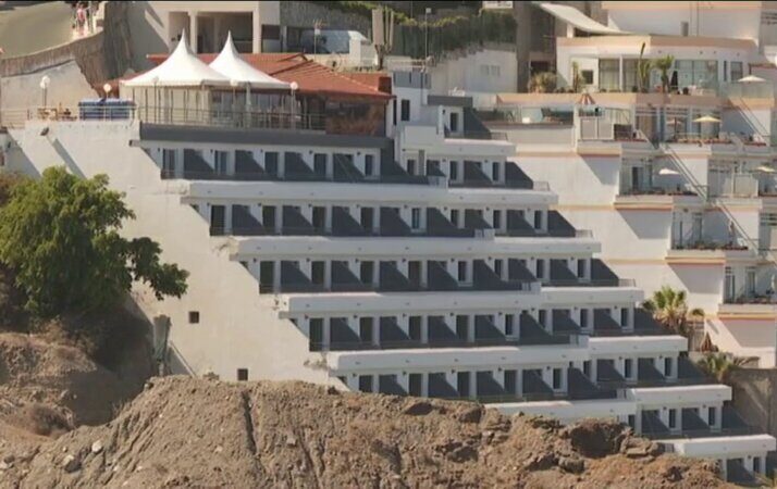 Sanidad traslada a 22 personas mayores dependientes a un complejo turístico