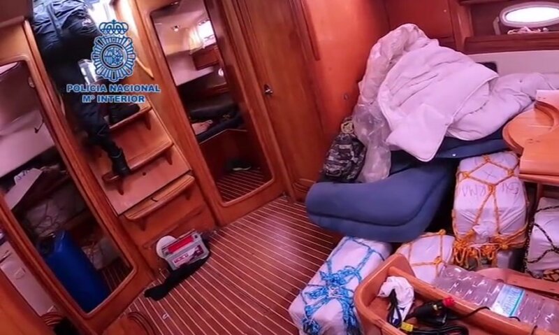 Captura del vídeo compartido por la Policía Nacional de la operación de abordaje y detención de los tripulantes del narcovelero
