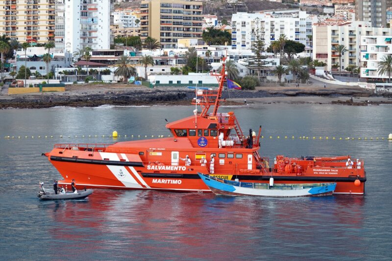 Llega un cayuco con 14 personas a Los Cristianos
