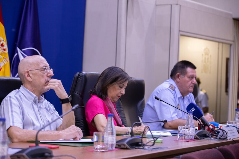 Margarita Robles mantiene una videoconferencia con la UME sobre el incendio de Tenerife