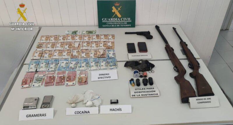 Foto del dinero y la mercancía intervenida durante el registro policial