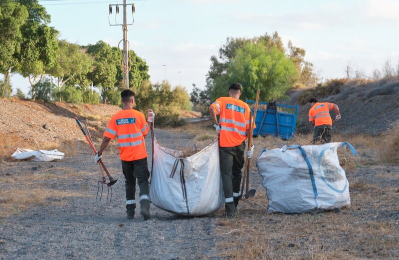 Operarios realizando labores de mejora en los barrancos de Tarajalejo y Tuineje