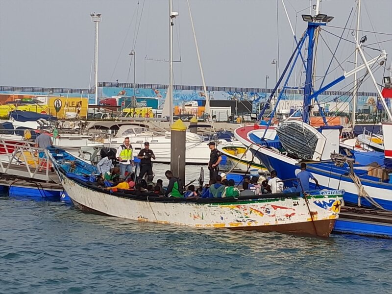 Salvamento Marítimo rescata a los 60 migrantes de un cayuco a siete millas de Los Cristianos (Tenerife)