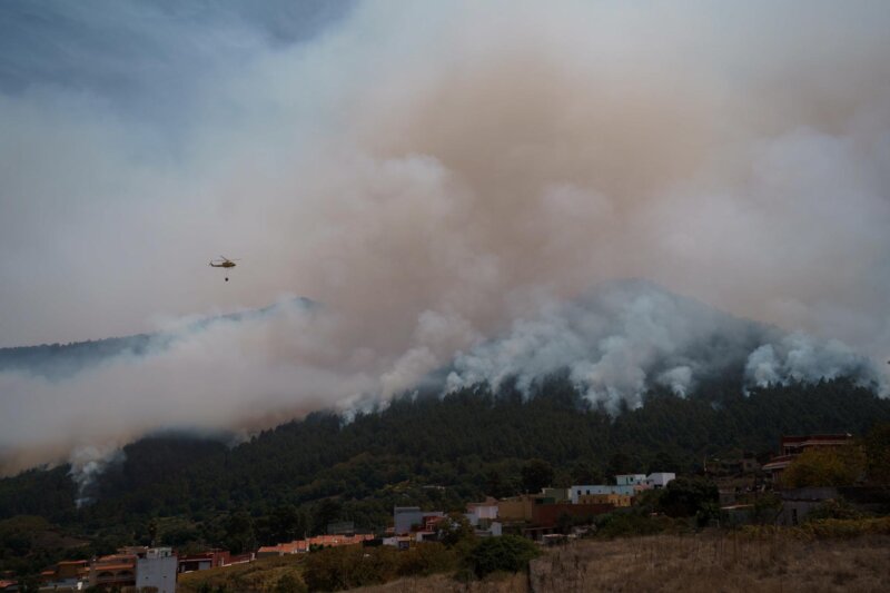 GRAFCAN5808. LA OROTAVA (TENERIFE) (ESPAÑA), 18/08/2023.-Helicópteros trabajan en el pueblo de Aguamansa, en el municipio de La Orotava, que ha sido evacuado a consecuencia de la cercanía del incendio forestal que afecta a varios municipios de la isla de Tenerife. EFE/Ramón de la Rocha