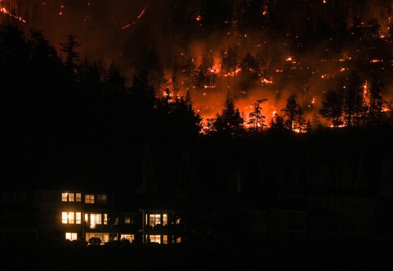 El incendio forestal de McDougall Creek ha arrasado ya más de 10.500 hectáreas y pone en serie riesgo la seguridad de los habitantes de la ciudad de West Kelowna
