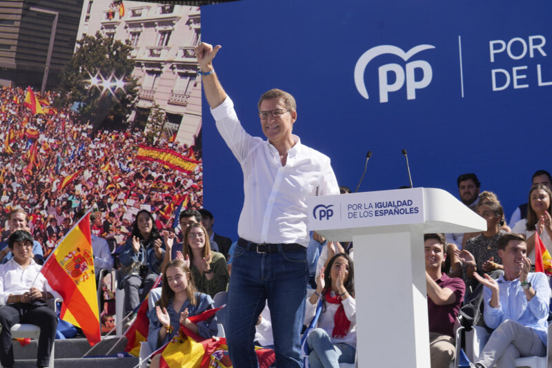 El líder del Partido Popular, Alberto Núñez Feijóo, durante el acto del PP celebrado en la plaza de Felipe II en contra de una posible ley de amnistía, este domingo en Madrid. EFE