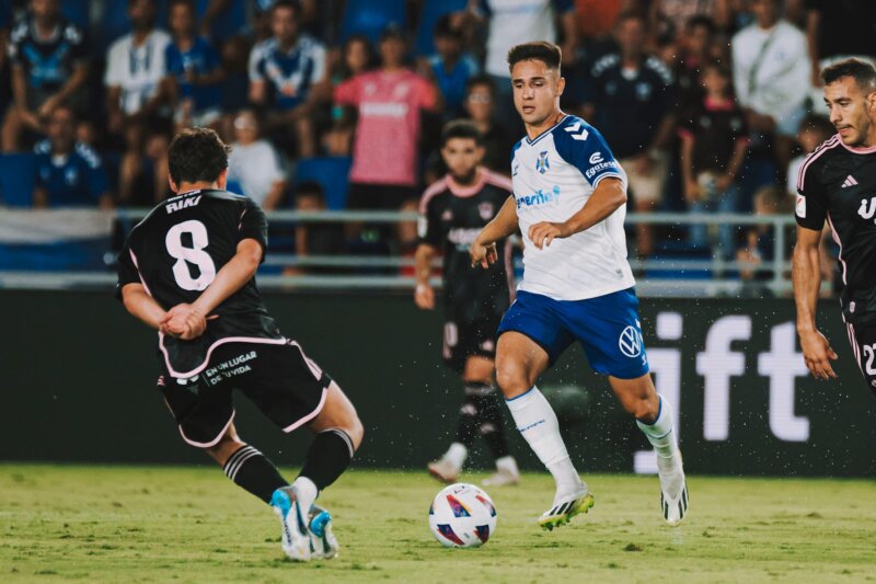 Dos zarpazos del CD Tenerife en el primer tiempo dejaron sin recompensa alguna a un insistente Albacete Balompié que fue netamente superior al cuadro tinerfeño salvo en el marcador final