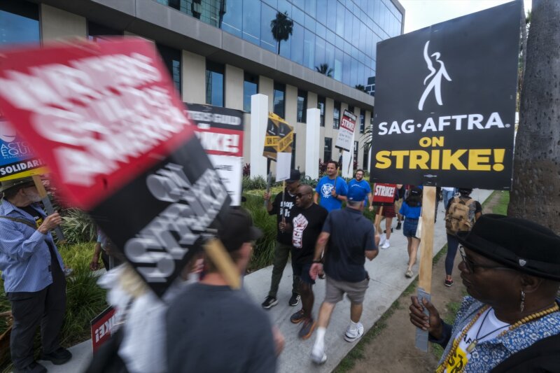 El sindicato de guionistas y los estudios de Hollywood llegan a un "excepcional" acuerdo provisional