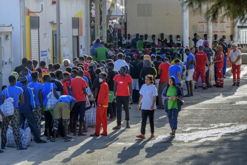 Lampedusa recibe en dos días a más de 7.000 migrantes