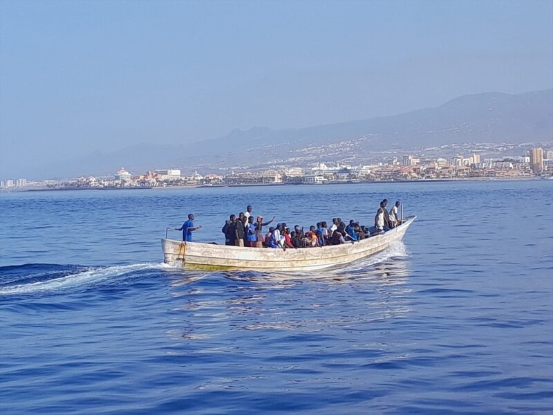Canarias ha recibido 15 menores al día en patera en 2024
Imagen archivo. Un cayuco en el que viajaban 43 migrantes, 11 de ellos menores, llega al puerto de Los Cristianos, en Tenerife, procedente de Senegal SALVAMENTO MARÍTIMO 30/9/2023
