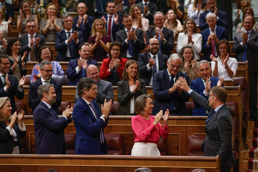 El candidato a la presidencia del Gobierno y presidente del PP, Alberto Núñez Feijóo, es ovacionado por la bancada popular tras una de sus intervenciones en la segunda jornada del debate de su investidura, en el Congreso este miércoles. EFE/Juan Carlos Hidalgo