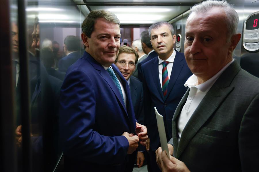 El presidente de Xunta de Castilla y León, Alfonso Fernández Mañueco (i), y el alcalde de Madrid, José Luis Martínez Almeida (2i), entre otros, a su llegada al Congreso de los Diputados este martes, antes del inicio de la primera sesión del debate de investidura del presidente del PP, Alberto Núñez Feijóo (no aparece), como candidato a la Presidencia del Gobierno. EFE/Juan Carlos Hidalgo