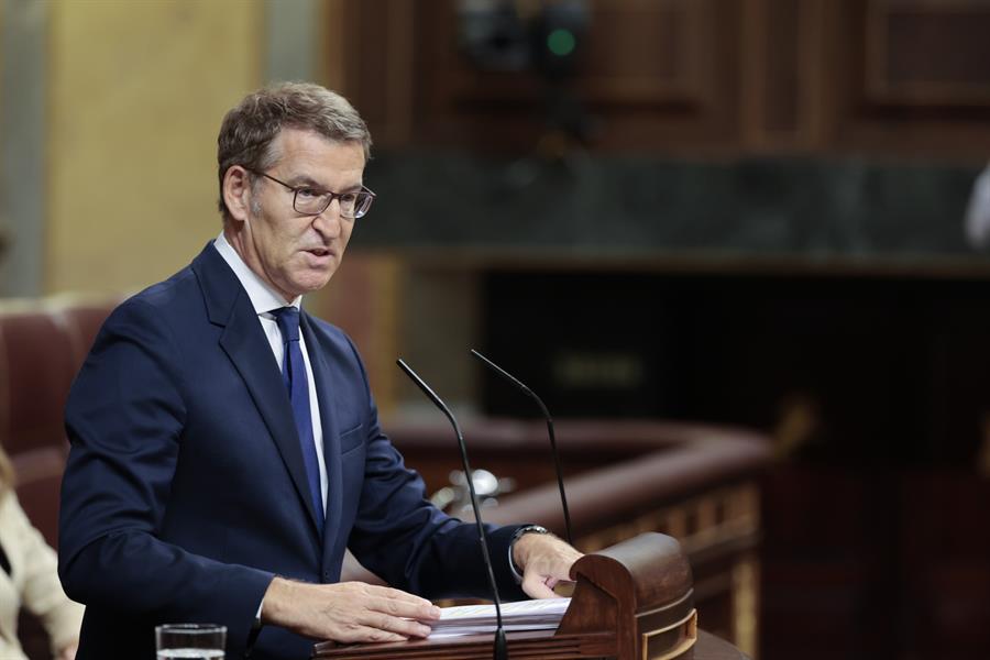El presidente del PP y candidato a la presidencia del Gobierno, Alberto Núñez Feijóo durante su discurso de investidura durante la primera sesión del debate de su investidura este martes en el Congreso. EFE/ Sergio Pérez
