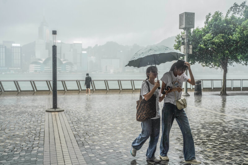 Se estima que 110 personas han resultado heridas debido a las lluvias torrenciales, de las cuales cuatro se encuentran en estado grave, según ha informado la cadena de televisión CCTV