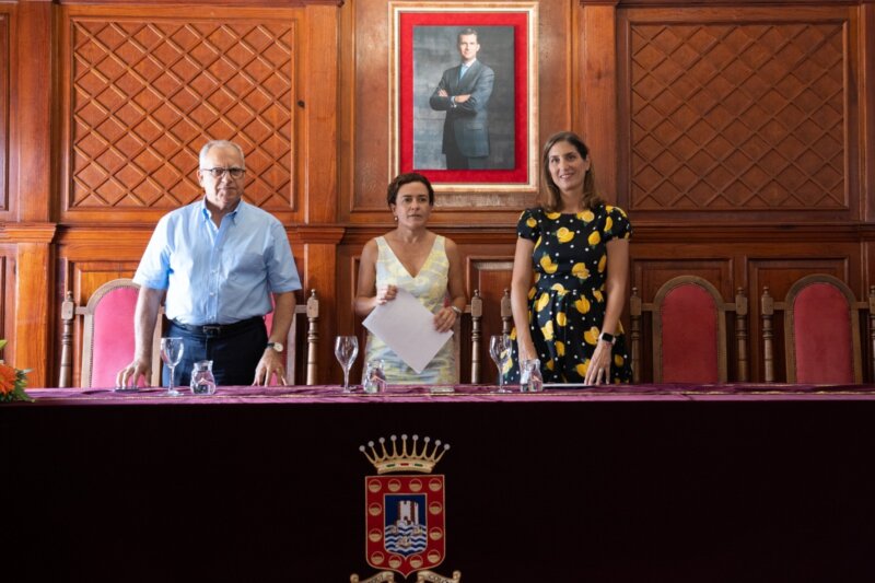 En la imagen Casimiro Curbelo, presidente Cabildo de La Gomera (i), Angélica Padilla, alcaldesa de San Sebastián de La Gomera (c) y Daida Rodríguez, Directora de Relaciones Institucionales de RTVC (d) / Ayuntamiento de San Sebastián de La Gomera