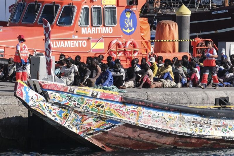 Salvamento Marítimo ha rescatado y trasladado al puerto de Los Cristianos, en Tenerife, a los 87 ocupantes de un cayuco, localizado este lunes a 16 millas de la isla. EFE/Alberto Valdés