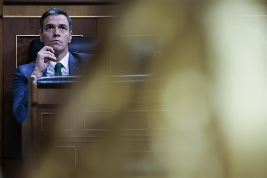 El presidente del Gobierno en funciones, Pedro Sánchez durante la primera sesión del debate de su investidura del candidato Alberto Núñez Feijóo, este martes en el Congreso. EFE/Sergio Pérez
