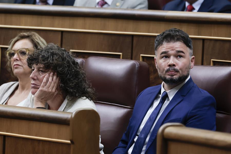 El portavoz de ERC, Gabriel Rufián, durante la primera sesión del debate de investidura del candidato Alberto Núñez Feijóo, este martes en el Congreso. EFE/Sergio Pérez
