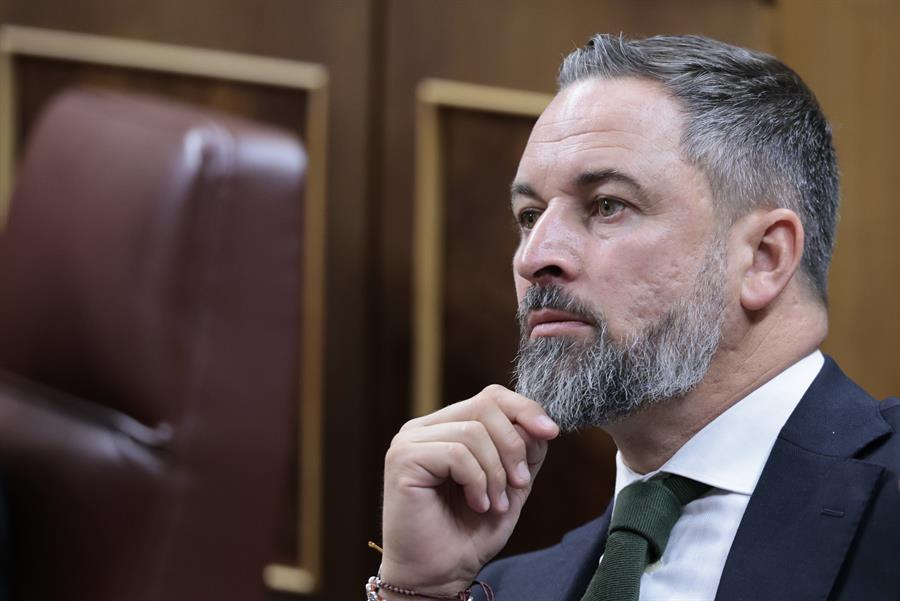 El líder de Vox, Santiago Abascal durante la primera sesión del debate de investidura del candidato Alberto Núñez Feijóo, este martes en el Congreso. EFE/ Sergio Pérez
