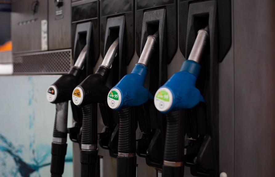 El precio de los carburantes baja de nuevo y el gasóleo marca su mínimo anual