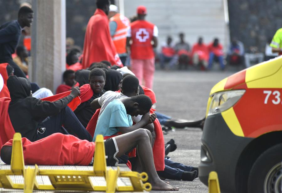 Migrantes en el puerto de La Restinga, El Hierro, este martes 3 de octubre. Imagen EFE