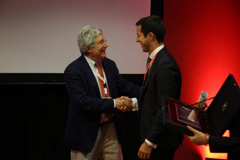 David González (d) recibiendo el premio