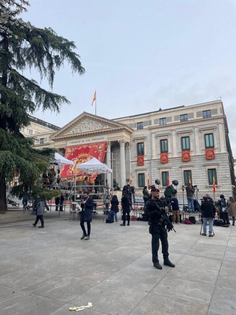 Mucha expectación mediática a las puertas del Congreso de los Diputados en la jura de Leonor / Silvia Mascareño