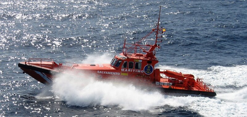 Rescatan a 43 personas a bordo de una neumática próxima a Fuerteventura