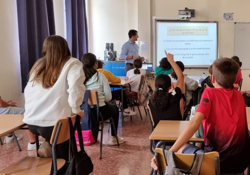 Imagen jóvenes participando en el taller "Mangaventura en Igualdad"