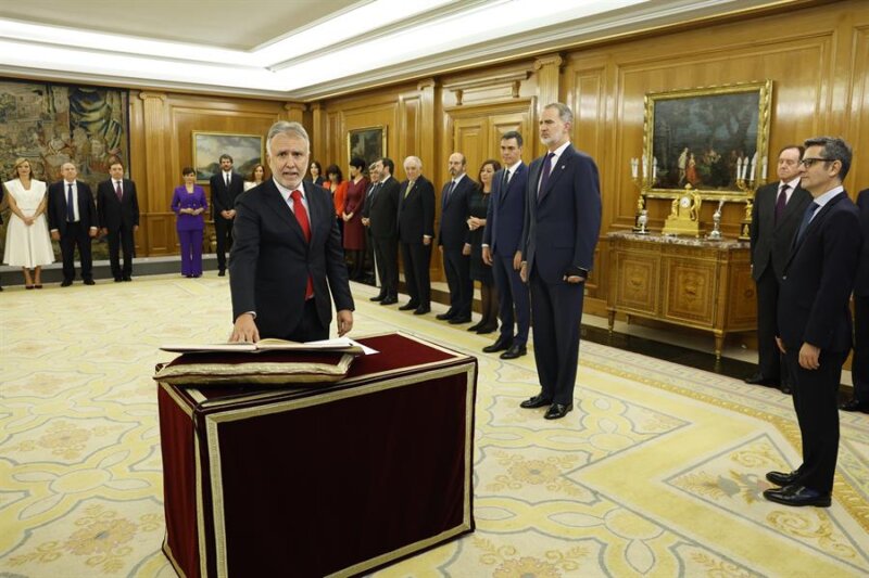 Torres promete ante el rey su cargo de ministro. Efe