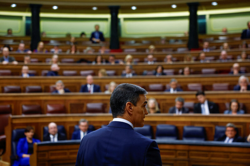 Militares retirados piden al Ejército la destitución de Pedro Sánchez