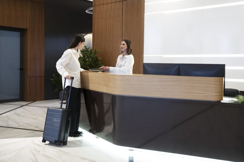 Recepción de un hotel. Imagen de recurso Freepik