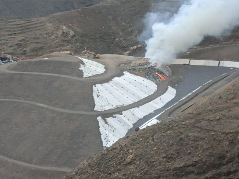 El fuego, originado a las 16.00 horas, se inició en la celda de vertidos de estas instalaciones, donde ya están interviniendo los servicios de emergencias
