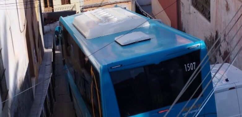 Imagen de la guagua de la línea 107 con problemas debido a sus dimensiones a su paso por las calles de Santa María de Guía