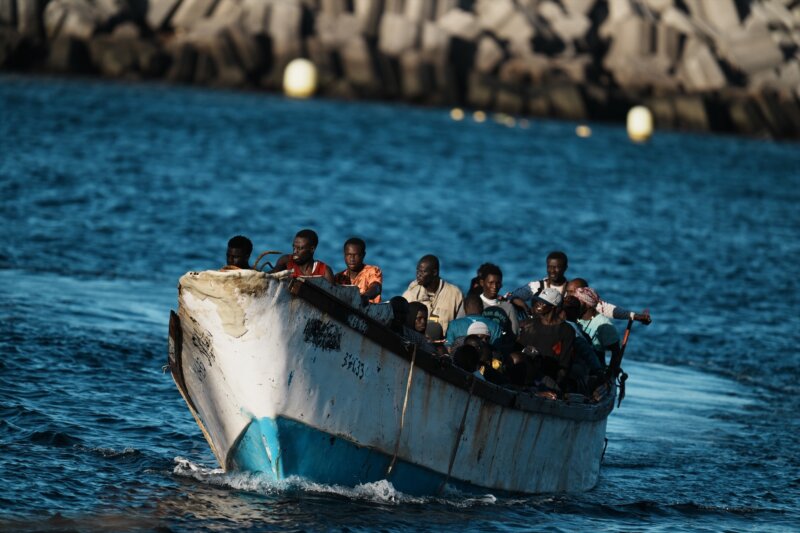 Más de 350 personas son rescatadas cerca de Canarias en 6 cayucos