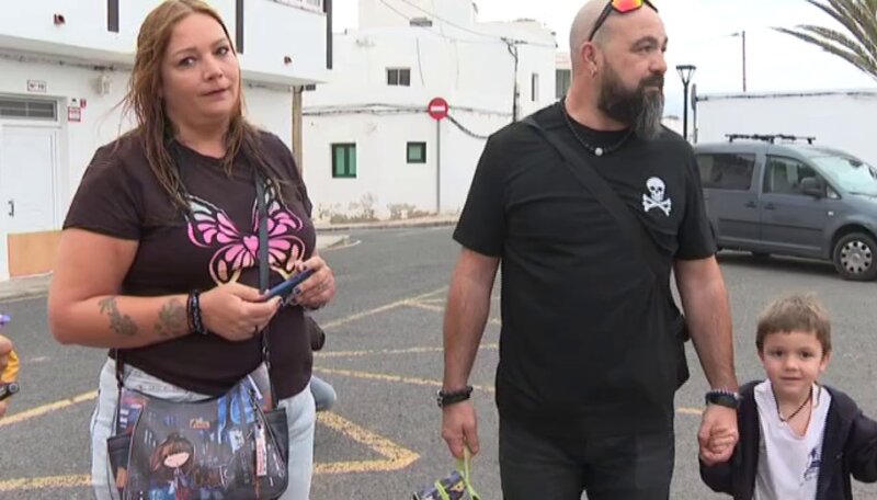 Eiden junto a sus padres a las puertas del CEIP Tostón / RTVC