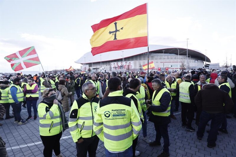 Primer día de paro indefinido de transportistas y agricultores