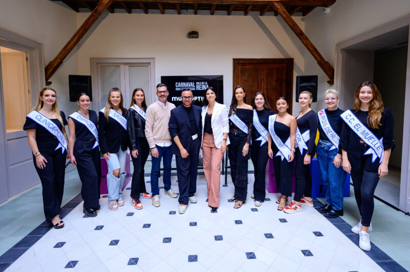 Algunas de las candidatas a Reina del Carnaval de Las Palmas de Gran Canaria durante la presentación de la Gala junto al director artístico y los presentadores de la Gala / Carnaval LPA
