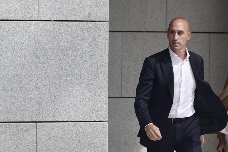 Luis Rubiales afirma que "está a plena disposición" del juzgado. Llegará a España el 6 de abril