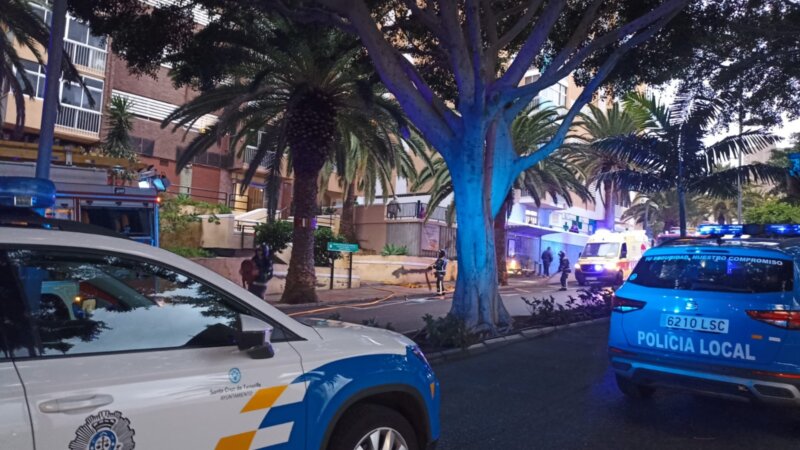 Actuación de la policía local en la Avenida de Los Príncipes tras el incendio. Foto "X" Policía Local de Santa Cruz de Tenerife