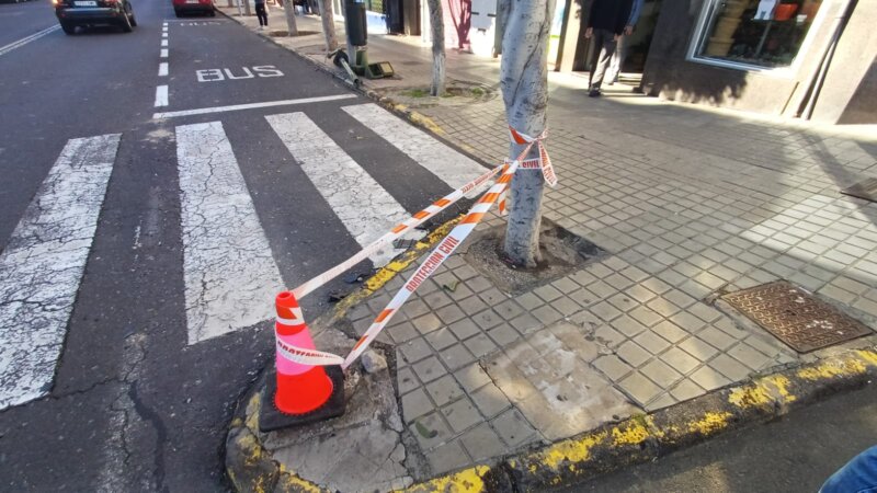Imagen del lugar donde se ubicaba el semáforo en la calle Pablo Neruda, en Telde. Al lado de la parada de guaguas se puede apreciar el semáforo