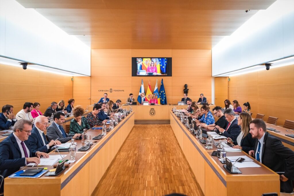 El Pleno del Cabildo de Tenerife ha aprobado hoy viernes una modificación de crédito para incorporar 20,2 millones de euros al presupuesto de este año para ejecutar políticas en materia de movilidad.