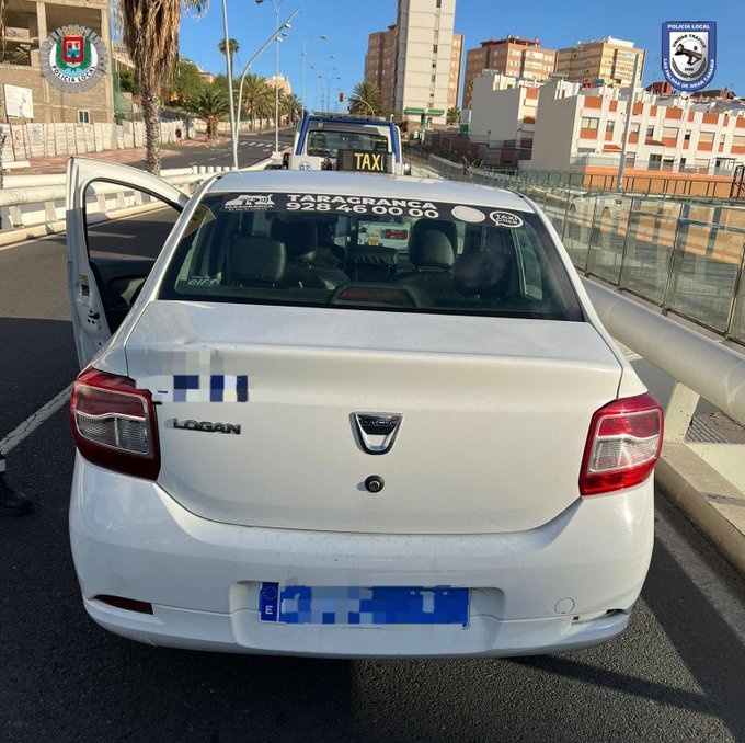 Imagen del taxi inmovilizado después de que le taxista haya dado positivo por consumo de cocaína y crack