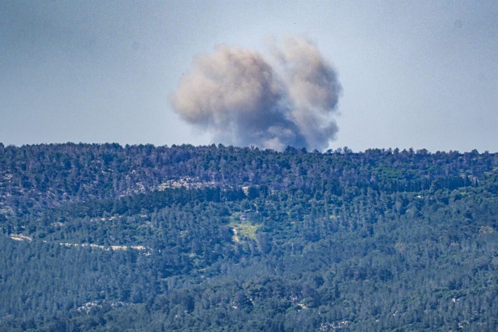 El Ejército de Israel ha ejecutado durante las últimas horas nuevos bombardeos contra "decenas de objetivos" de Hezbolá en el sur de Líbano