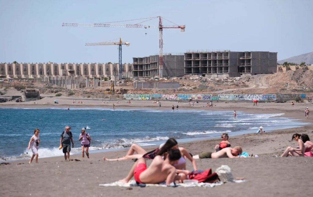 Playa de La Tejita, en el sur de Tenerife., con el proyecto de hotel de la Tejita de fondo. Imagen EFE