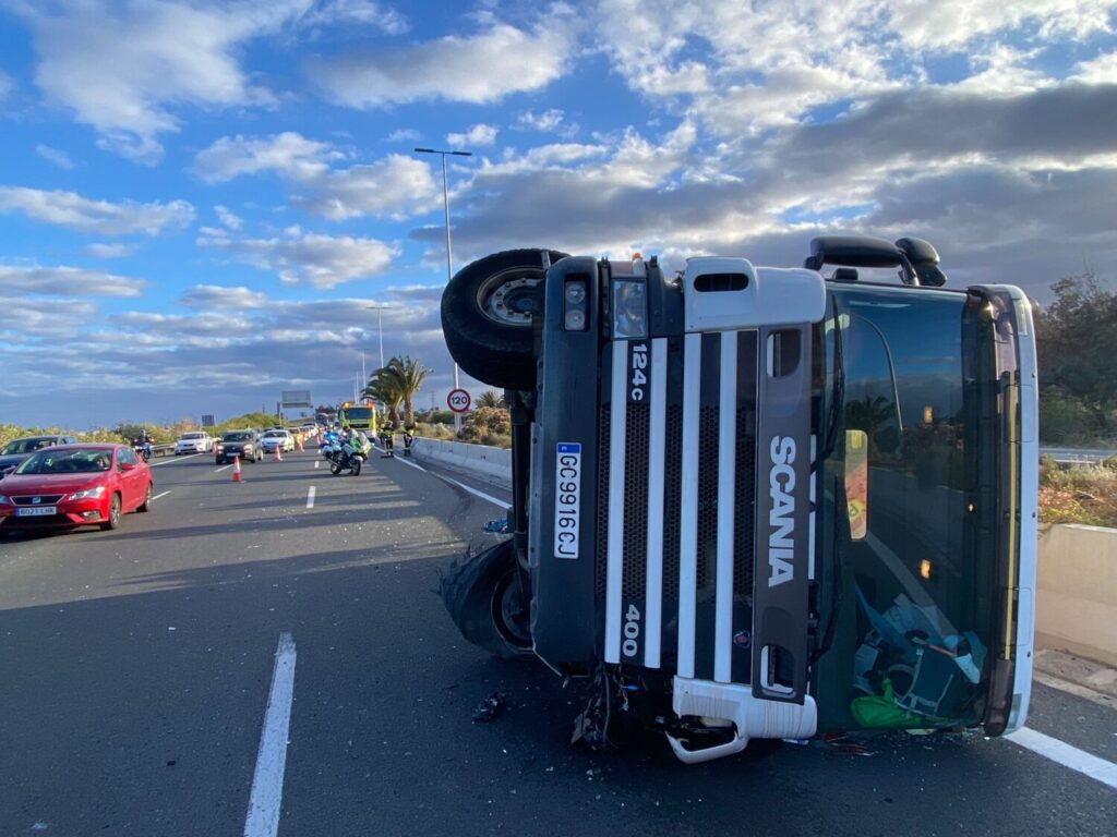 Dos heridos tras el vuelco de un camión grúa en la GC-1