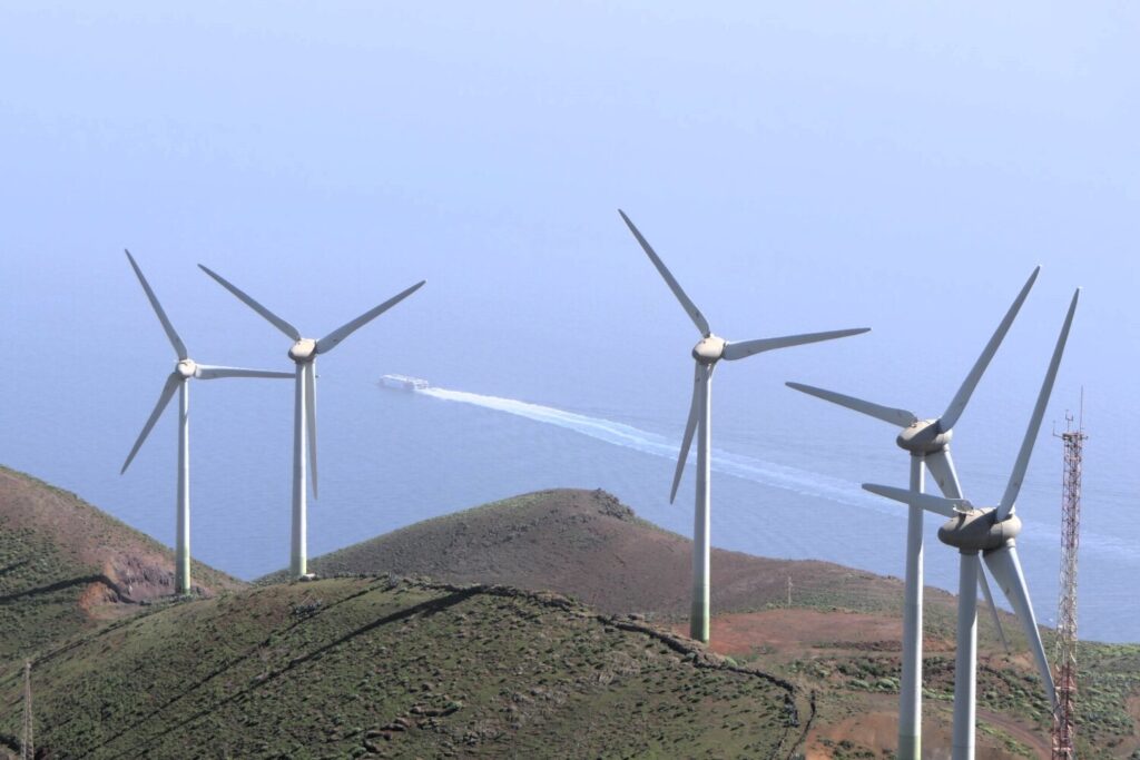 Baja el precio de la luz por la eólica. Central Hidroeólica de El Hierro.