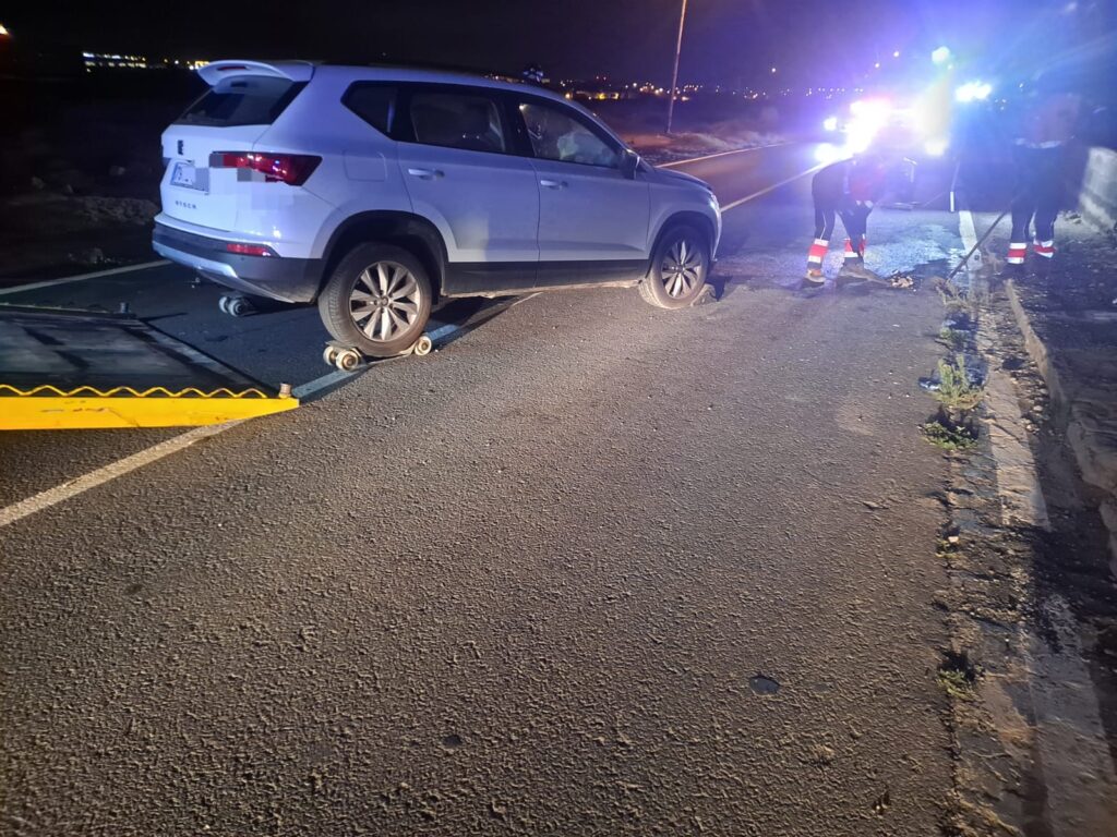 Limpieza de calzada por accidente de tráfico Camino Guime,1 Arrecife. Parque Central Bravo-1 Nivel 1